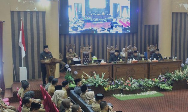 Bupati Tanbu Hadiri Rapurna DPRD Kabupaten Tanbu Guna Sampaikan RAPBD 2025