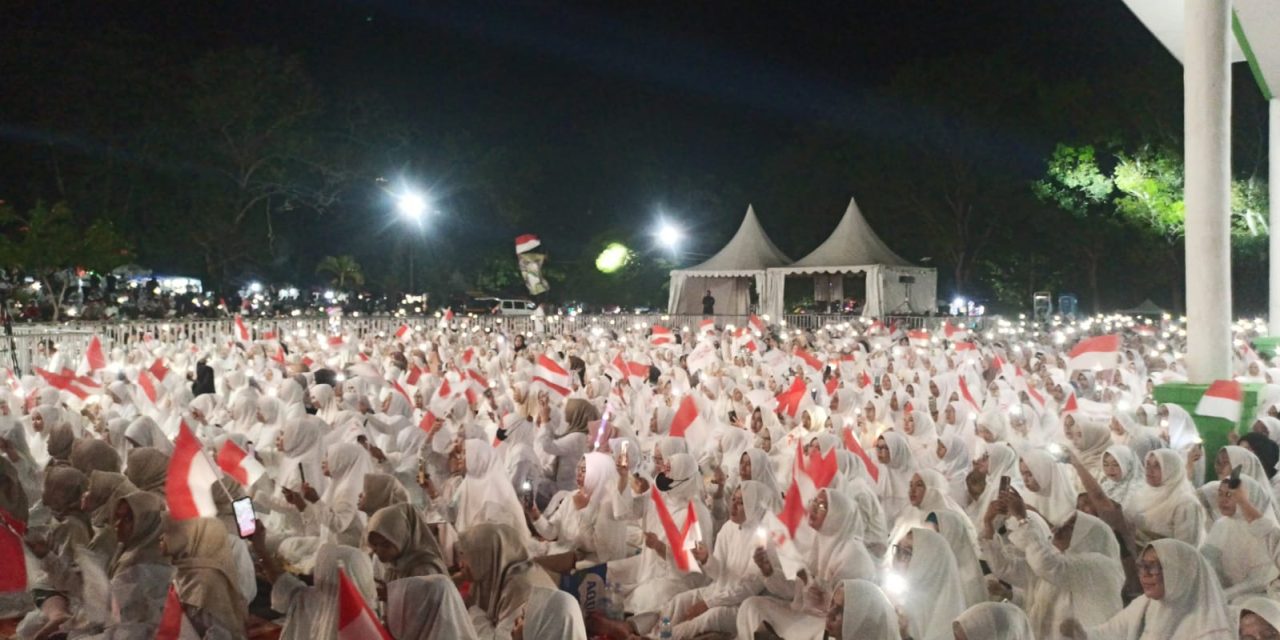 Ribuan Masyarakat Tanbu Padati Halaman Gedung Mahligai Bersujud Kapet dengan Busana Muslim Putih