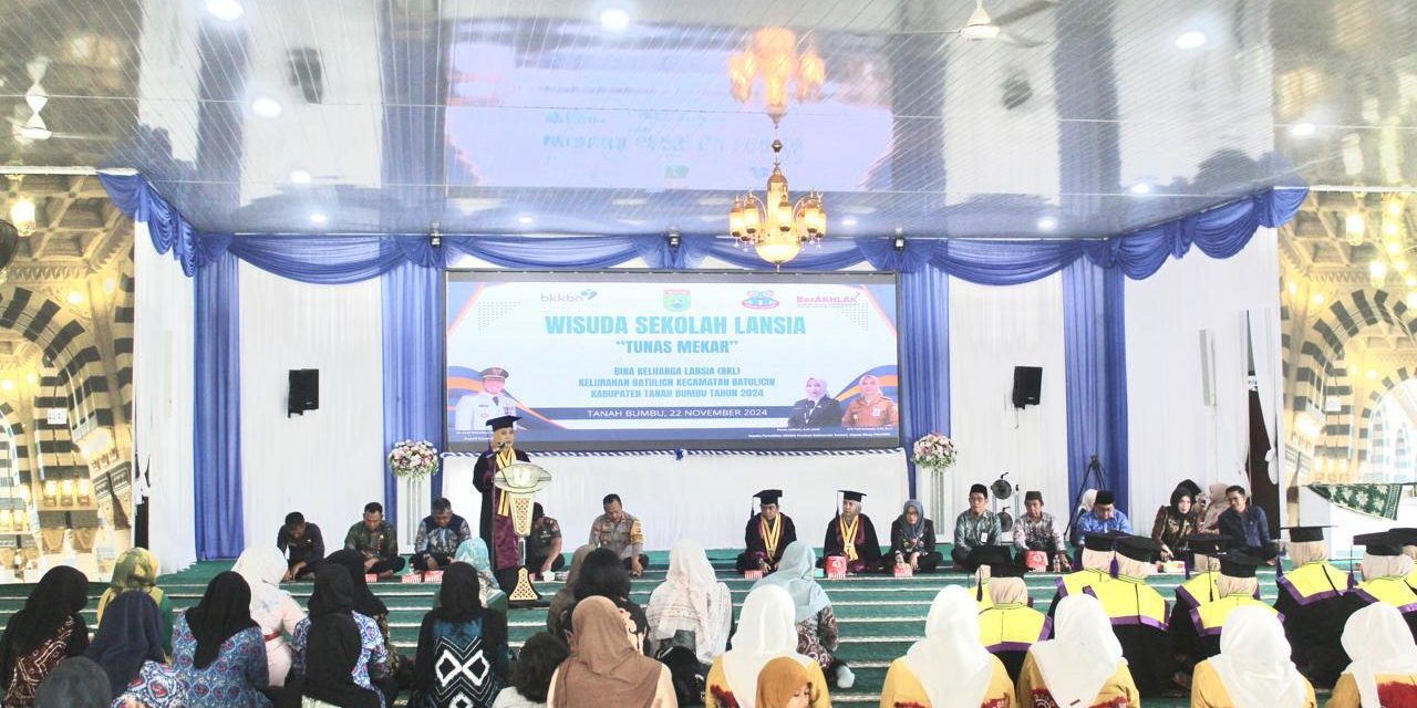 Pemkab Tanbu Gelar Wisuda Sekolah Lansia Tunas Mekar di Pendopo Serambi Madinah Kantor Bupati Tanbu