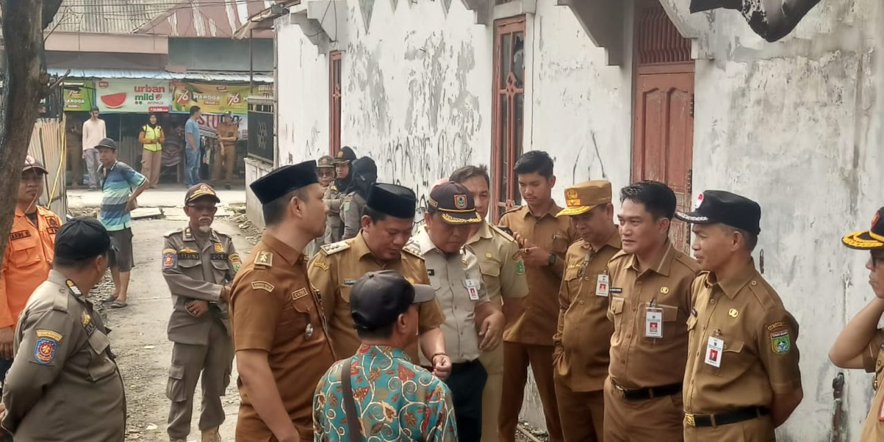 Sekda Salurkan Bantuan Darurat Kepada Korban Kebakaran di Gang PLN