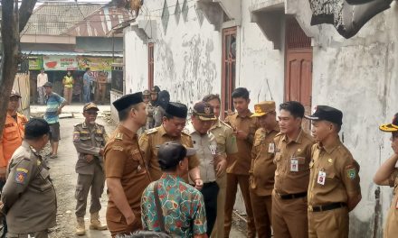 Sekda Salurkan Bantuan Darurat Kepada Korban Kebakaran di Gang PLN