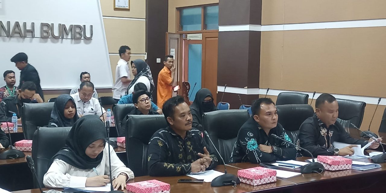 DPRD Tanbu Gelar RPD Bersama KPU Paparkan Realisasi Dana Hibah Pilbup dan Wabup