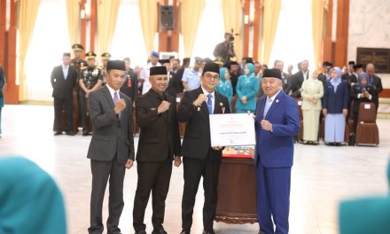 Bupati Andi Rudi Latif Terima SK Pengesahan dan Pengangkatan Kepala Daerah Periode 2025-2030