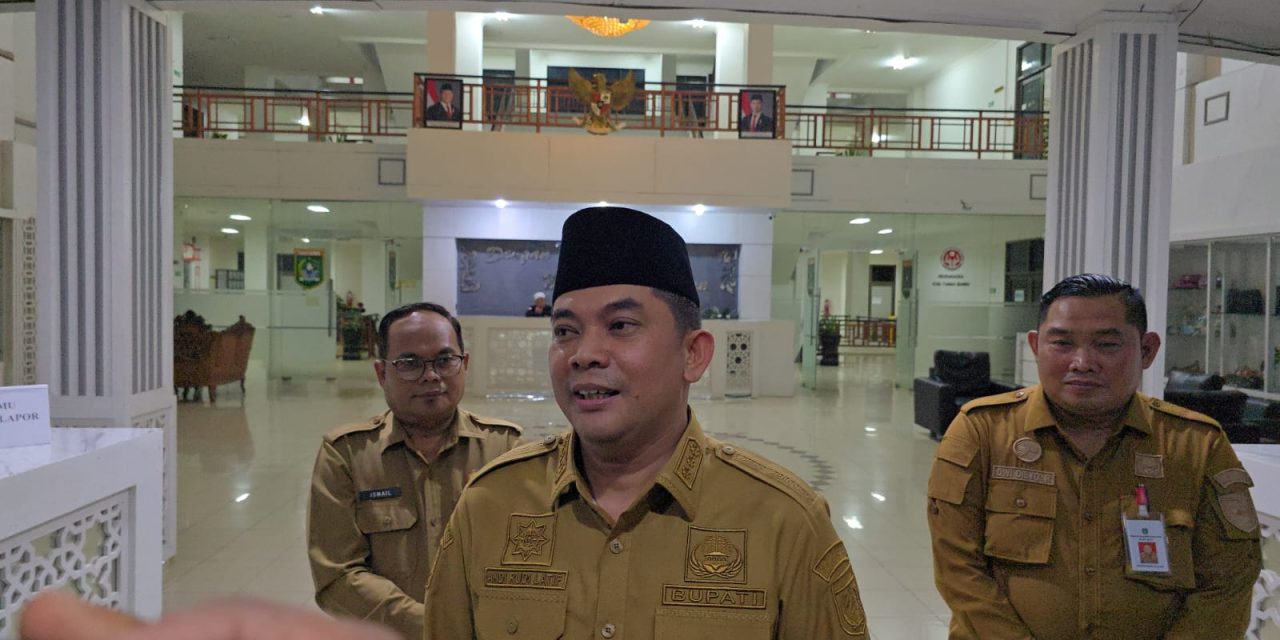 Sepulang Kerja, Bupati Tanbu Mendapat Pertanyaan dari Wartawan Terkait Performa Kerja