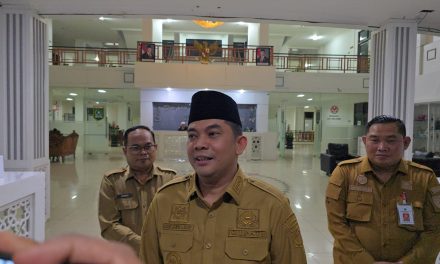 Sepulang Kerja, Bupati Tanbu Mendapat Pertanyaan dari Wartawan Terkait Performa Kerja