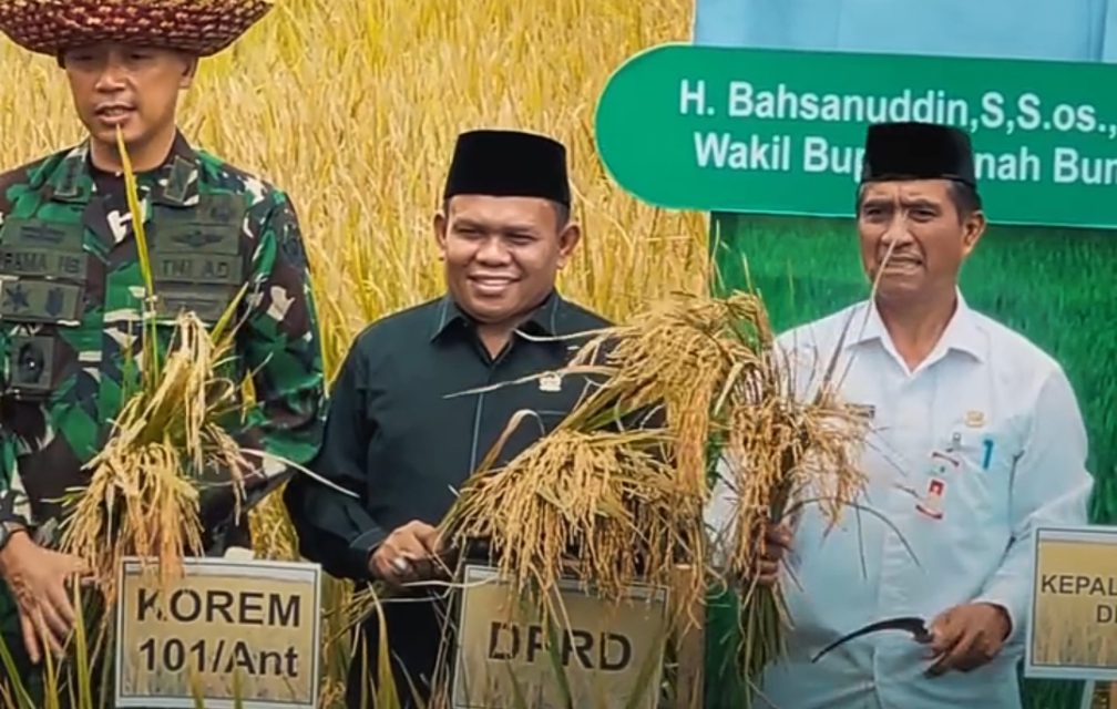 Wakil Ketua I DPRD Tanbu Hadiri Pesta Panen Raya dan Gerakan Tanam Padi Serentak