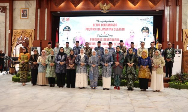 Bupati Tanbu Dampingi Ketua TP-PKK Tanbu Hadiri Pengukuhan Ketua Dekranasda Provinsi Kalsel