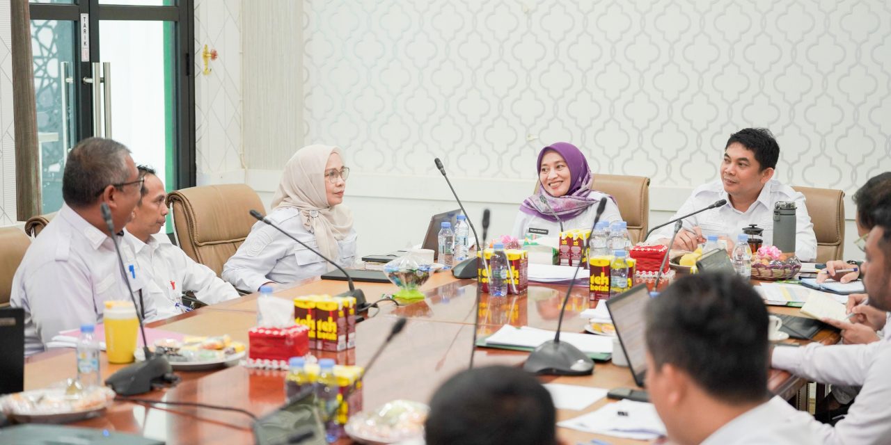 Bupati Tanbu Pimpin Rapat Efisiensi Anggaran Hingga Dini Hari dalam Upaya Optimalkan Penggunaan Anggaran Daerah