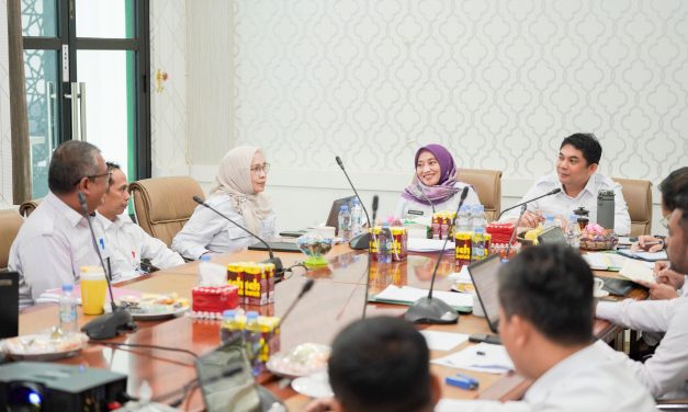 Bupati Tanbu Pimpin Rapat Efisiensi Anggaran Hingga Dini Hari dalam Upaya Optimalkan Penggunaan Anggaran Daerah