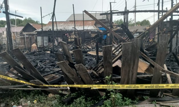 Kebakaran Hebat Hanguskan 4 Bangunan dan Menyebabkan 9 KK Kehilangan Tempat Tinggal