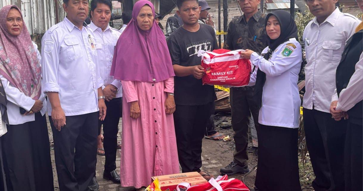 Pemkab Tanbu Gerak Cepat Salurkan Bansos Kepada Korban Kebakaran di Simpang Empat