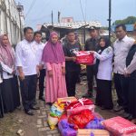 Pemkab Tanbu Gerak Cepat Salurkan Bansos Kepada Korban Kebakaran di Simpang Empat