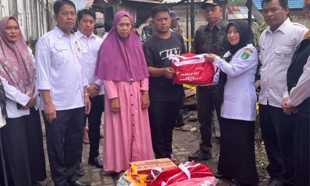 Pemkab Tanbu Gerak Cepat Salurkan Bansos Kepada Korban Kebakaran di Simpang Empat