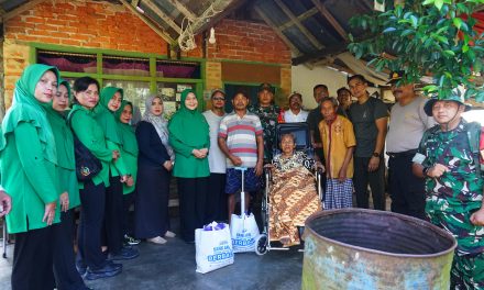 Dandim Tanbu Bersama Ketua Persit Laksanakan Aksi Sosial di Desa Manunggal, Karang Bintang