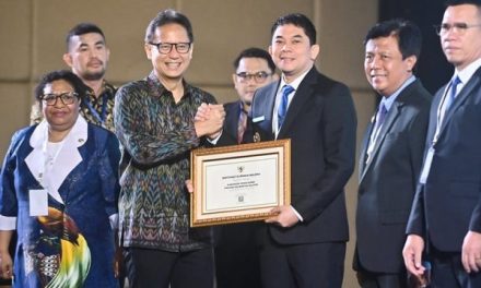 Bupati Tanbu Terima Sertifikat Eliminasi Malaria dari Kementerian Kesehatan RI Ajang APLMA ke-9