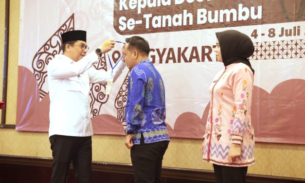 Bupati Tanbu Tegaskan Pentingnya Komitmen Seluruh Kepala Desa Tanbu Berikan Pelayanan