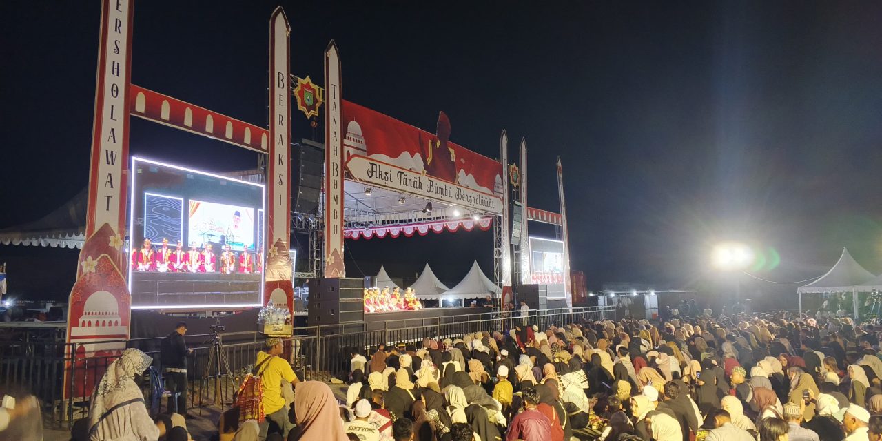 Masyarakat Padati Depan Masjid Agung Al Falah untuk Bershalawat Peringati HUT RI ke-80