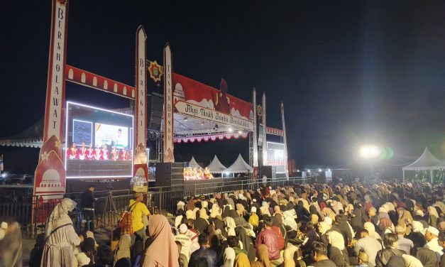 Masyarakat Padati Depan Masjid Agung Al Falah untuk Bershalawat Peringati HUT RI ke-80