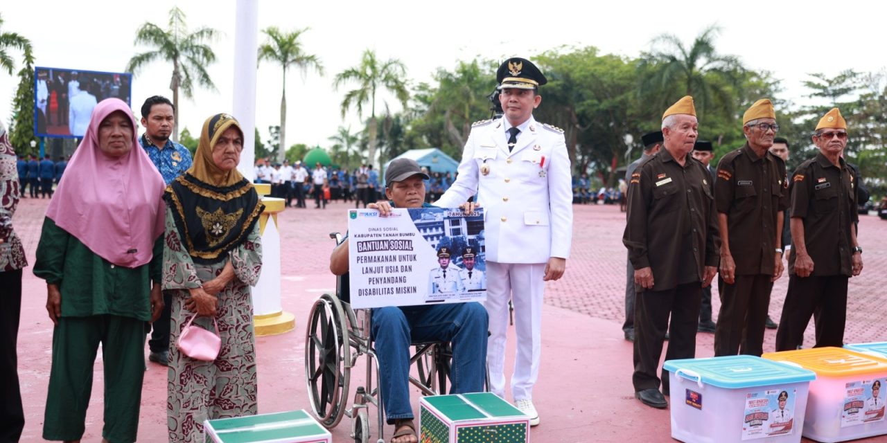 Saat Upacara Peringatan HUT RI ke-80, Bupati Tanbu Serahkan Bantuan dan Penghargaan