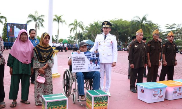 Saat Upacara Peringatan HUT RI ke-80, Bupati Tanbu Serahkan Bantuan dan Penghargaan