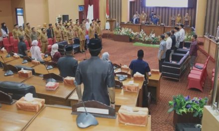 Sekda Yulian Herawati Wakili Bupati Tanbu di Rapat Paripurna Penyampaian Raperda Inisiatif
