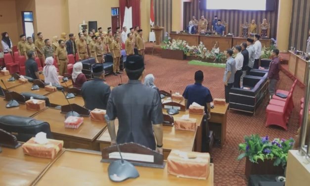 Sekda Yulian Herawati Wakili Bupati Tanbu di Rapat Paripurna Penyampaian Raperda Inisiatif