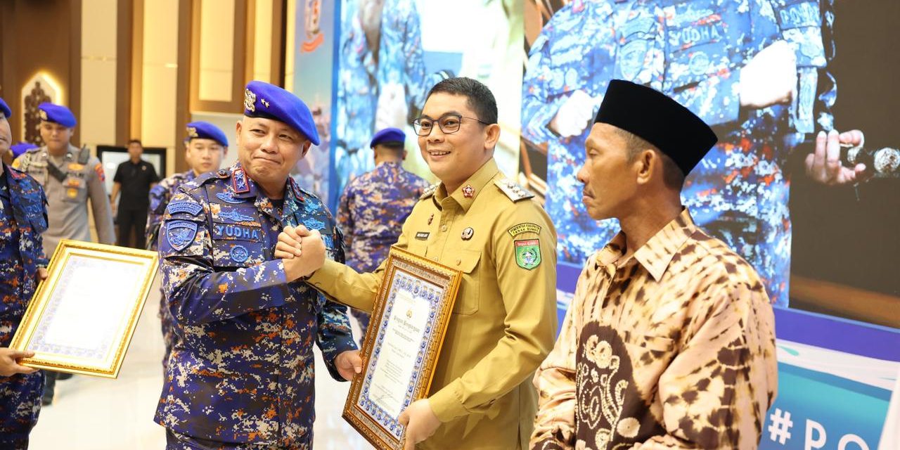 Bupati Tanbu Terima Penghargaan atas Kontribusi Berikan Hibah Bangunan Markas Unit Patroli Muara Bunati Ditpolairud Polda Kalsel