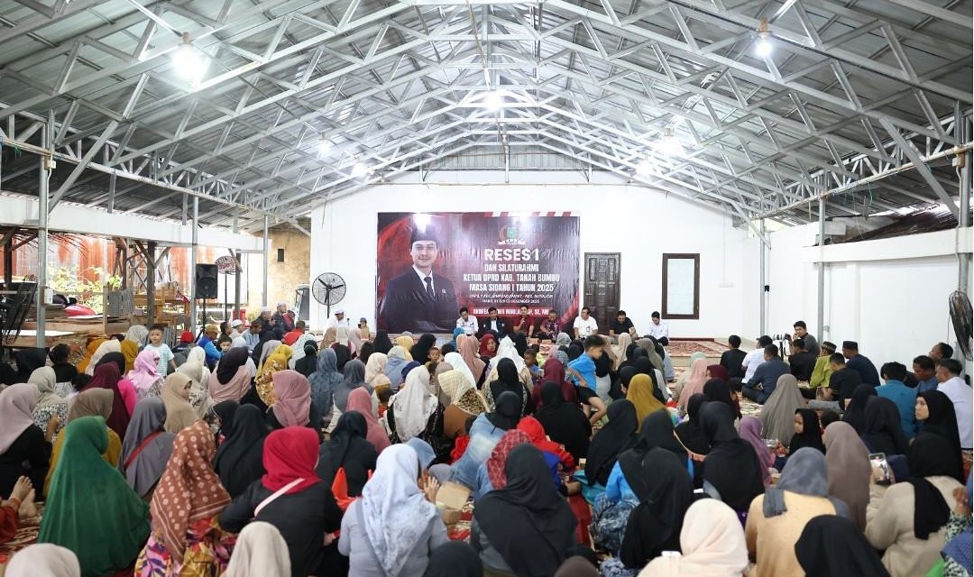 Ratusan Warga Padati Suasana Reses di Halaman Kediaman Ketua DPRD Tanbu