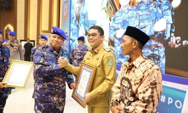 Bupati Tanbu Terima Penghargaan di HUT ke–75 Polairud 2025