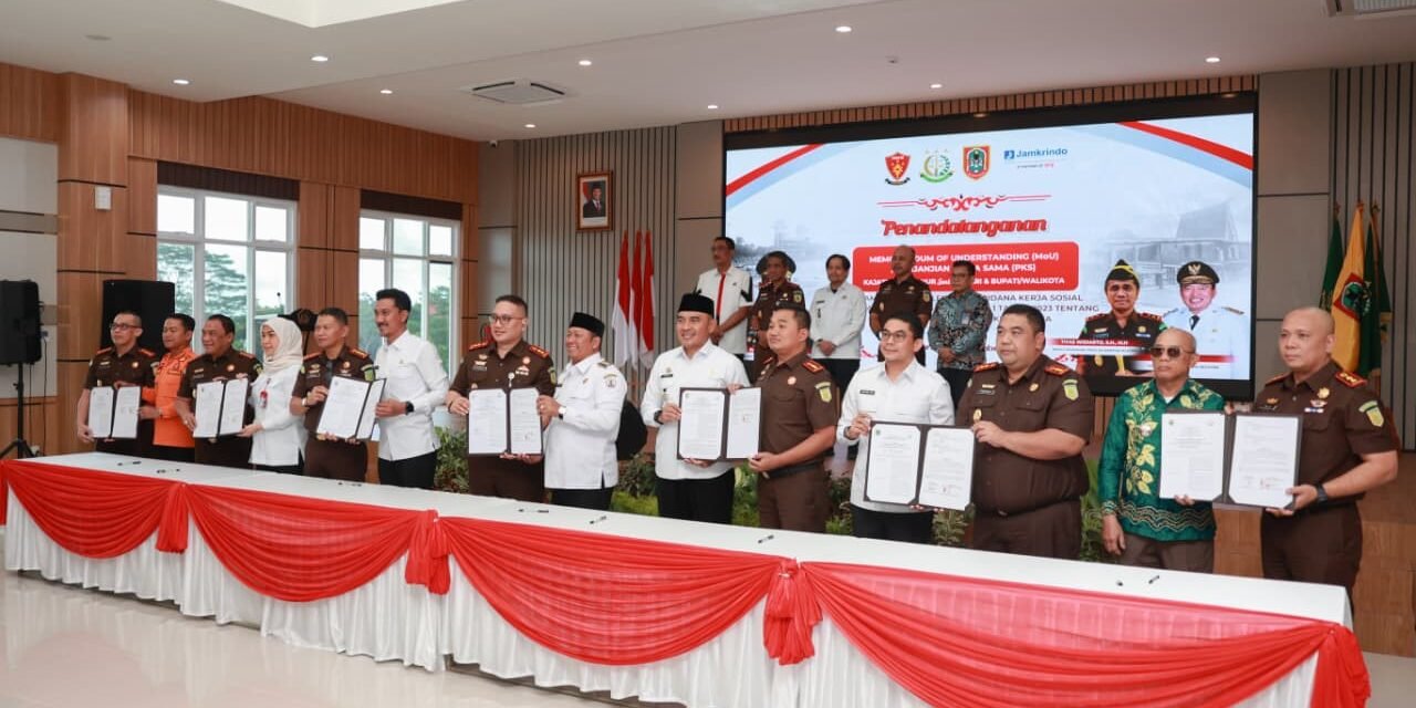 Bupati Tanbu Tandatangani MoU bersama Kepala Kejaksaan Tinggi Kalsel dan Gubernur Kalsel terkait Implementasi Pidana Kerja Sosial