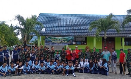 Guna Peringati Hari Juang TNI AD dan HUT Korem 101/Antasari, Jajaran TNI, Pihak Sekolah serta Masyarakat Bersihkan Sekolah