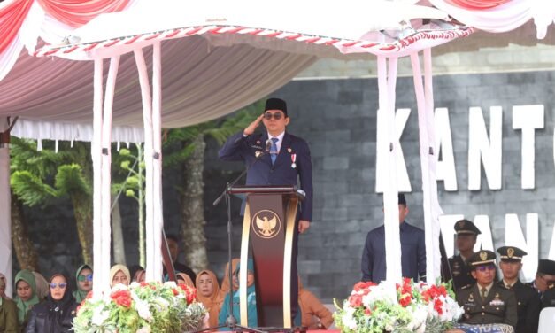 Bupati Tanbu Sebagai Inspektur Upacara Peringatan Hari Bela Negara ke-77 di Gunung Tinggi Batulicin