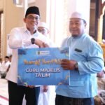 Para Guru Pondok Pesantren Mendapatkan Insentif dari Bupati Tanbu