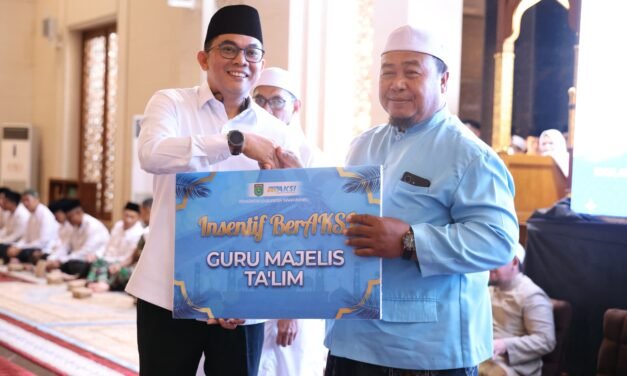 Para Guru Pondok Pesantren Mendapatkan Insentif dari Bupati Tanbu