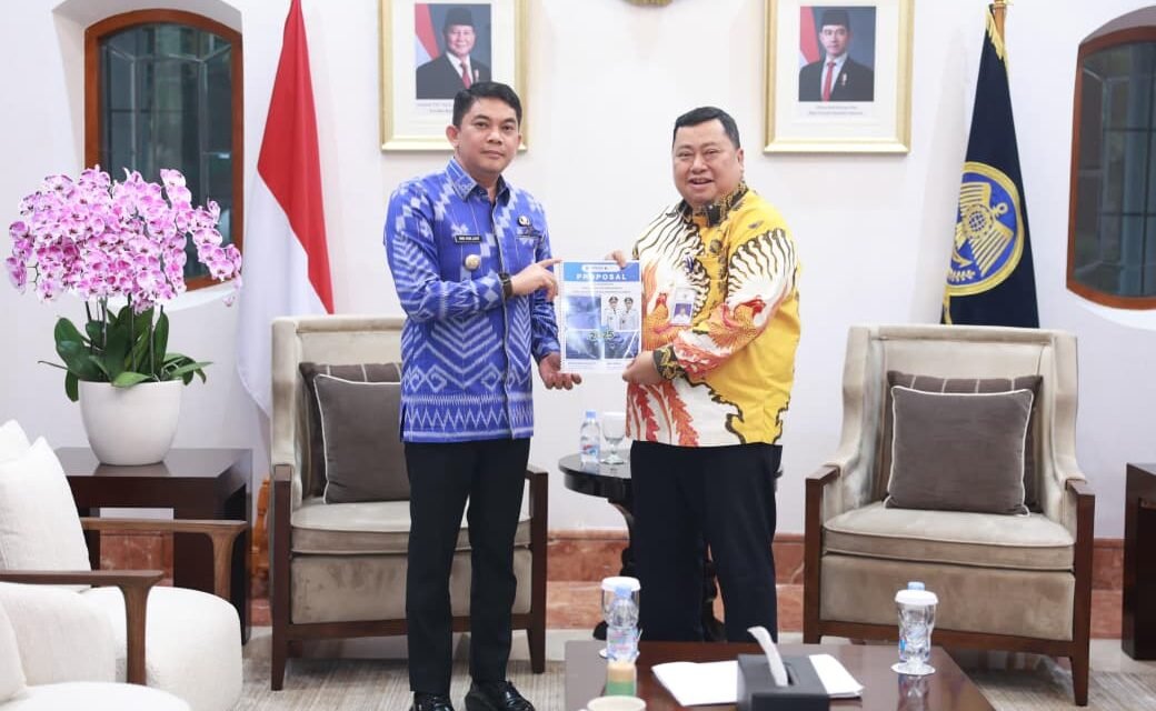 Bupati Tanbu Tunjukkan Komitmen Melalui Pemasangan APJ TS serta Pagar Pengaman Ruas Jalan Bypass Batulicin-Banjarbaru