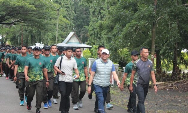 Bupati Andi Rudi Latif Ikuti Jalan Sehat Bersama Yonif TP 828/BWM