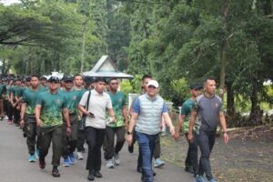 Bupati Andi Rudi Latif Ikuti Jalan Sehat Bersama Yonif TP 828/BWM