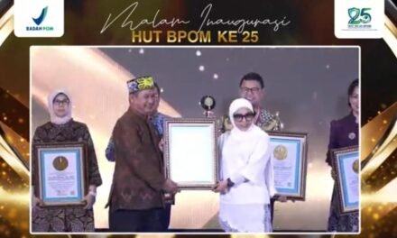 Nur Andi Arinawati Arsyad Terima LEPRID Prestasi Indonesia–Dunia di HUT ke-25 BPOM