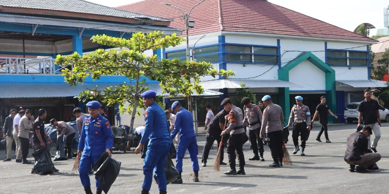 Sebagai Wujud Kepedulian Lingkungan, Polres Tanbu Laksanakan Bersih-bersih Kawasan Taman Education dan Pasar Minggu