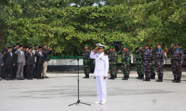 Peringati Hari Pahlawan, Polres Tanbu Laksanakan Upacara Penghormatan dan Tabur Bunga di Taman Makam Pahlawan