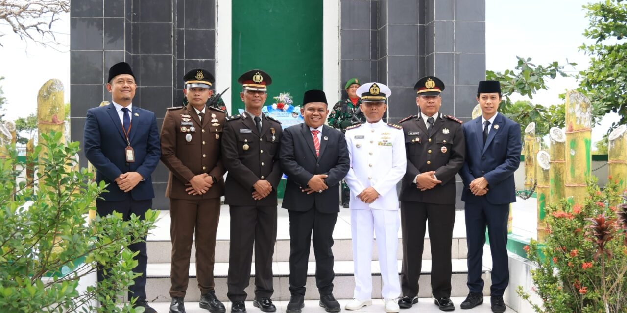 DPRD Tanbu Ikuti Upacara Hari Pahlawan ke-80 di Lapangan Sepakbola Pagatan Kusan Hilir