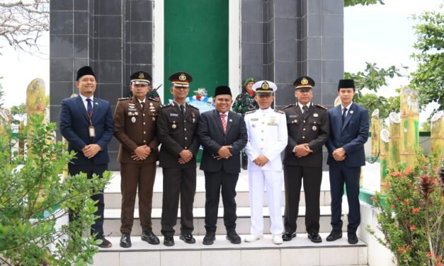 DPRD Tanbu Ikuti Upacara Hari Pahlawan ke-80 di Lapangan Sepakbola Pagatan Kusan Hilir