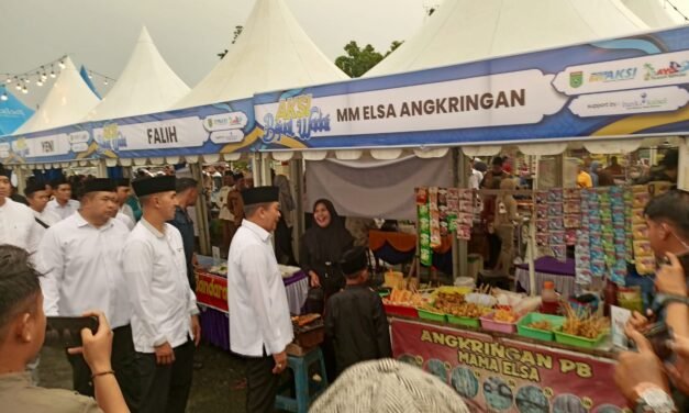 Bupati Tanbu Resmi Buka Aksi Bejual Wadai di Depan Masjid Agung Al Falah