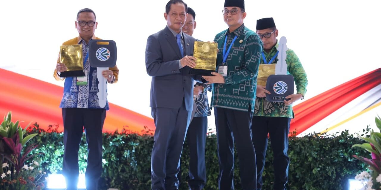 Peringatan Hari Peduli Sampah Nasional 2026, Bupati Tanbu Terima Predikat Sertifikat Kabupaten Bersih 2025