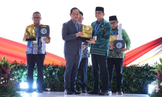 Peringatan Hari Peduli Sampah Nasional 2026, Bupati Tanbu Terima Predikat Sertifikat Kabupaten Bersih 2025