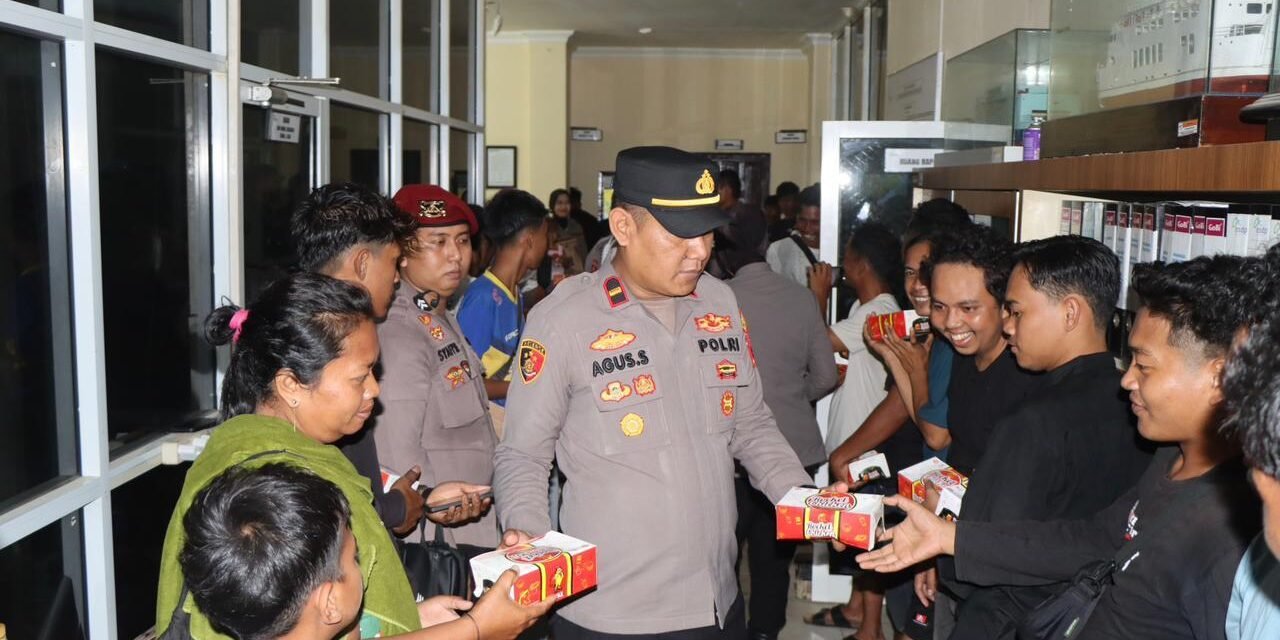 Tumbuhkan Kepedulian dan Semangat di Bulan Ramadhan, Wakapolres Tanbu Bagikan Takjil ke Penumpang Kapal Awu-Awu