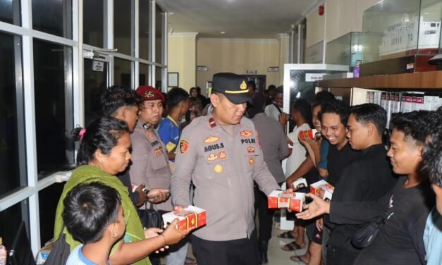 Tumbuhkan Kepedulian dan Semangat di Bulan Ramadhan, Wakapolres Tanbu Bagikan Takjil ke Penumpang Kapal Awu-Awu