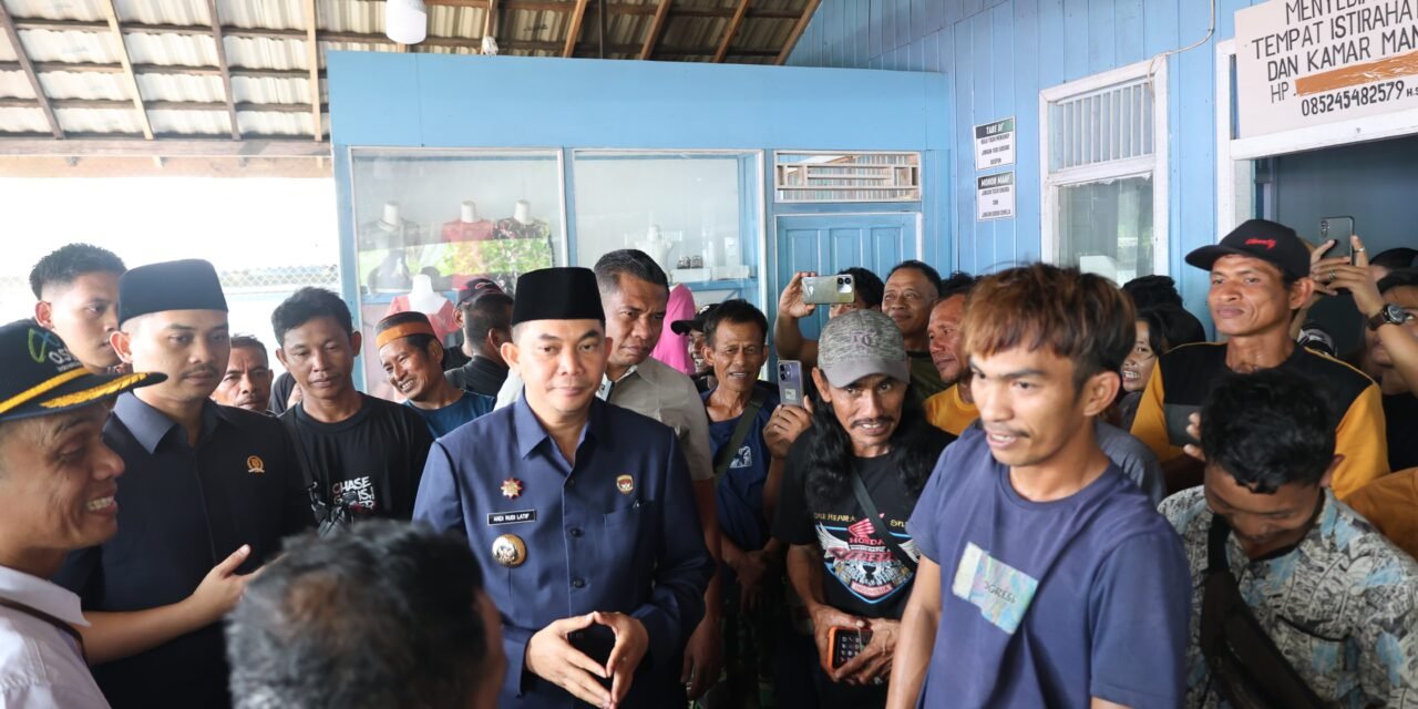 Bupati Tanbu Temui Penumpang Kapal yang Tertunda Keberangkatannya dan Siapkan Dapur Umur BerAKSI