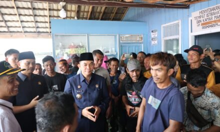 Bupati Tanbu Temui Penumpang Kapal yang Tertunda Keberangkatannya dan Siapkan Dapur Umum BerAKSI untuk Berbuka dan Sahur