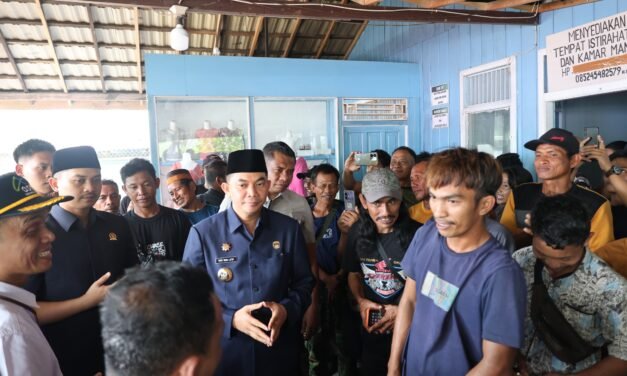 Bupati Tanbu Temui Penumpang Kapal yang Tertunda Keberangkatannya dan Siapkan Dapur Umur BerAKSI